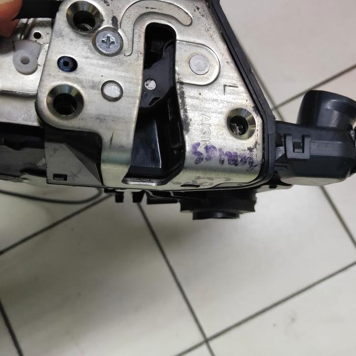 Doorlock Pintu Depan Kiri Original Toyota Rush Terios