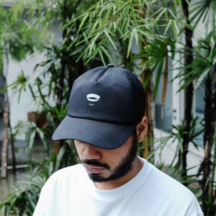 UNKL347 Topi Five Panel Warna Hitam Detail Simpel BOLW