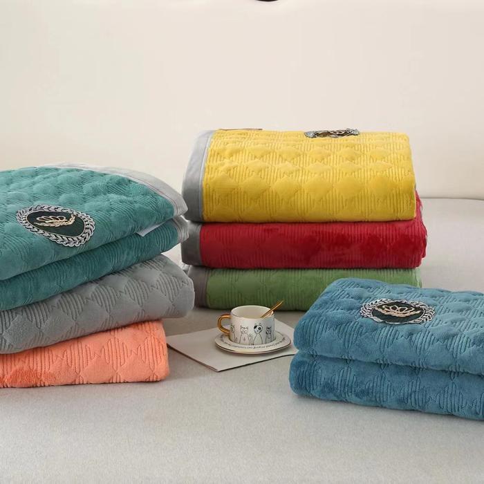 Selimut Emboss Bermotif Polos Halus Lembut Tebal Berbagai Warna Ukuran 150cm & 180cm Kado Kain