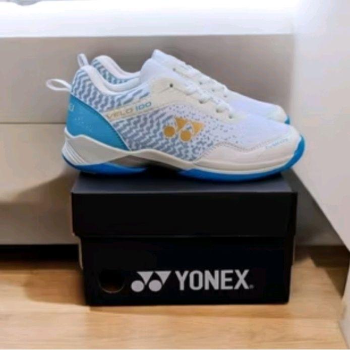 sepatu badminton bulutangkis anak sol karet berdenyit Olahraga