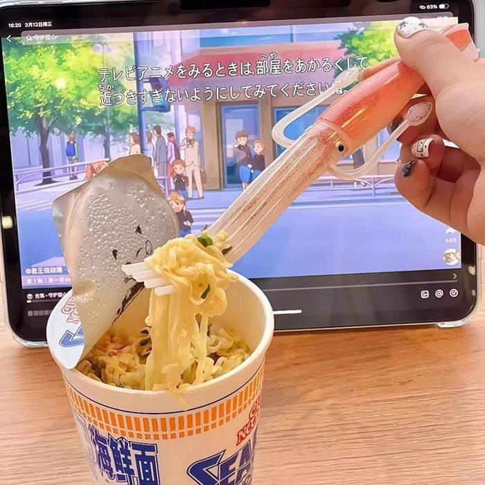 Sendok Garpu Cumi Jepang Unik, Garpu Mie Instan Lucu Anti Slip Untuk Makanan Instan & Snack