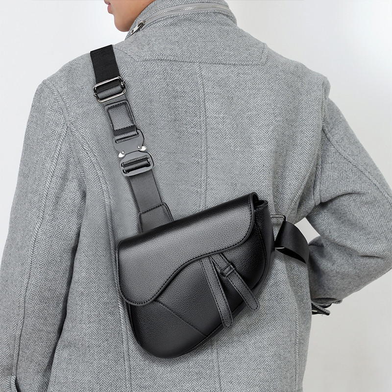 Tas Selempang Pria Saddle Bag Kulit Premium dengan Zipper, Desain Sederhana Warna Solid Kapasitas Be