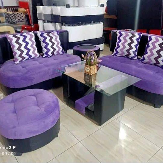 set sofa ruang tamu minimalis dengan meja kaca dan bantal zigzag