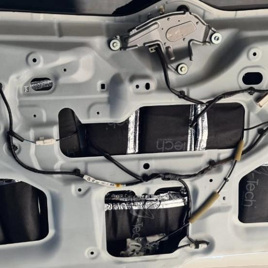 Daihatsu Sigra Peredam Suara Pintu Bagasi Mobil