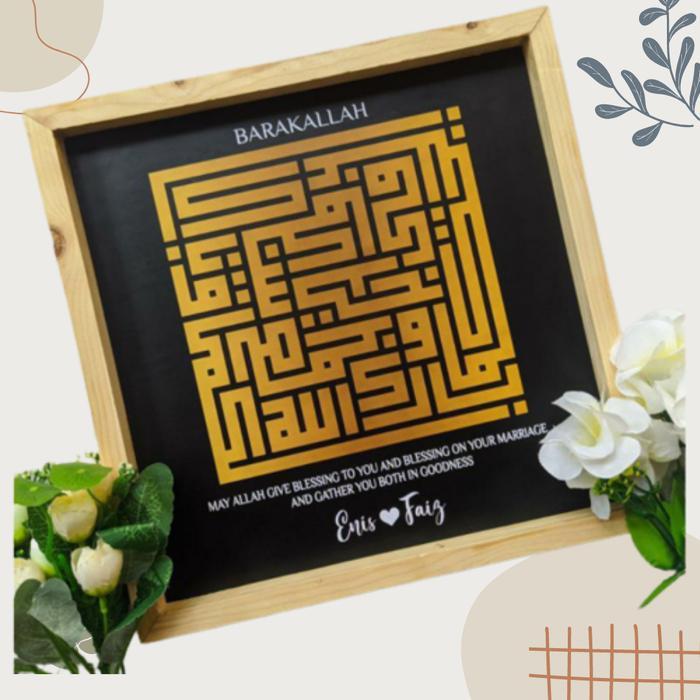 TERPERCAYA Hadiah Pernikahan Hiasan Dinding Kaligrafi Barakallah Kufi Custom Nama Emas Jati
