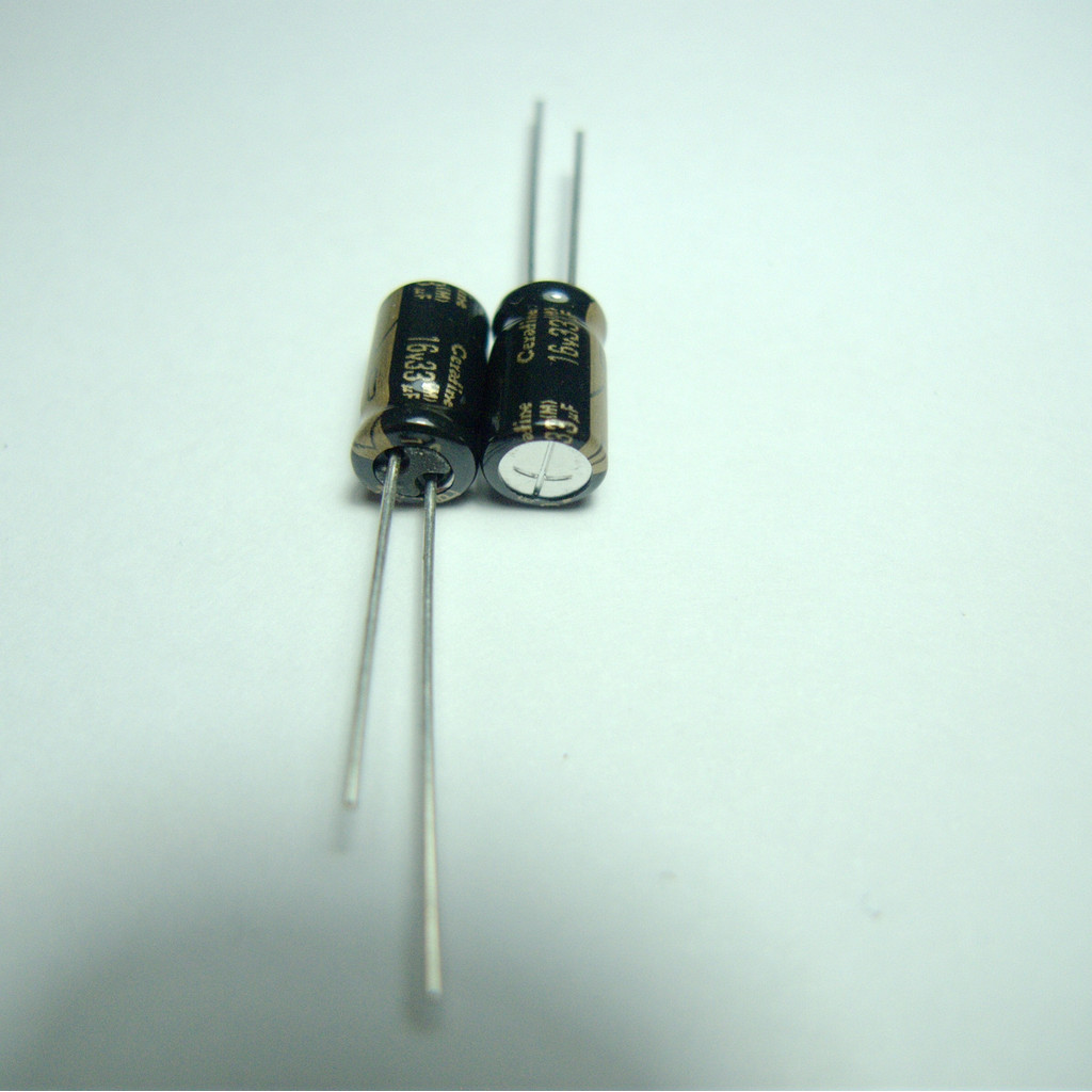 20PCS/50PCS NEW ELNA CERAFINE 16V33UF COPPER AUDIO CAPACITOR FOOT AUDIO SUPER CAPACITOR ELECTROLYTIC