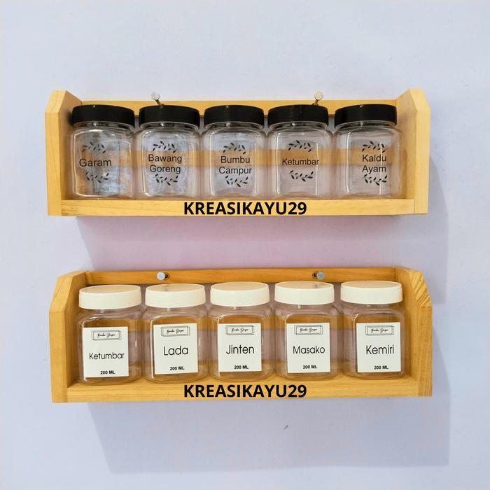 Rak Gantung Tempat Bumbu Dapur Kayu Komplit Dengan 5 Toples, 5 Sendok dan 5 Stiker