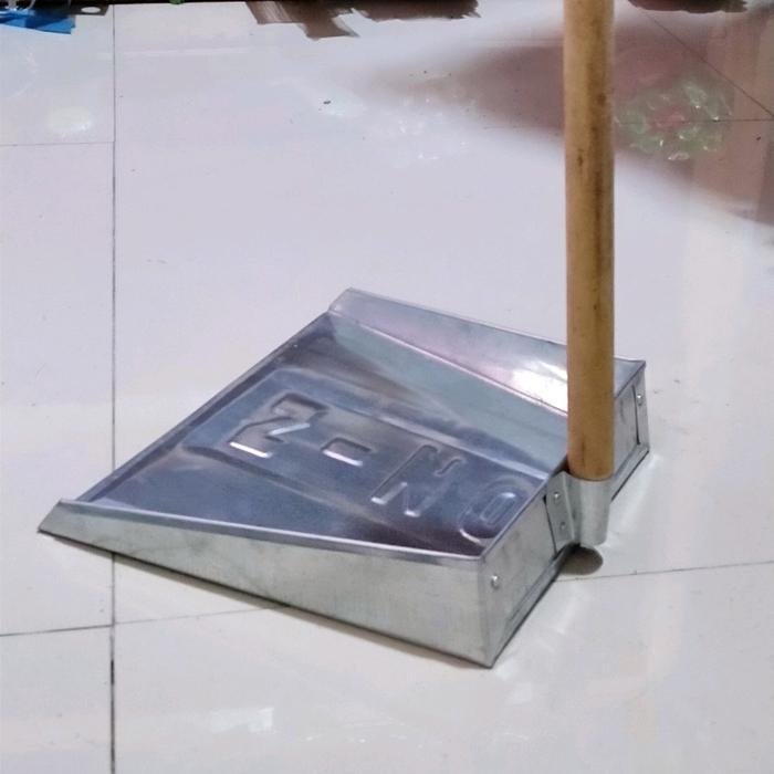 Cikrak/Pengki Seng Gagang Kayu
