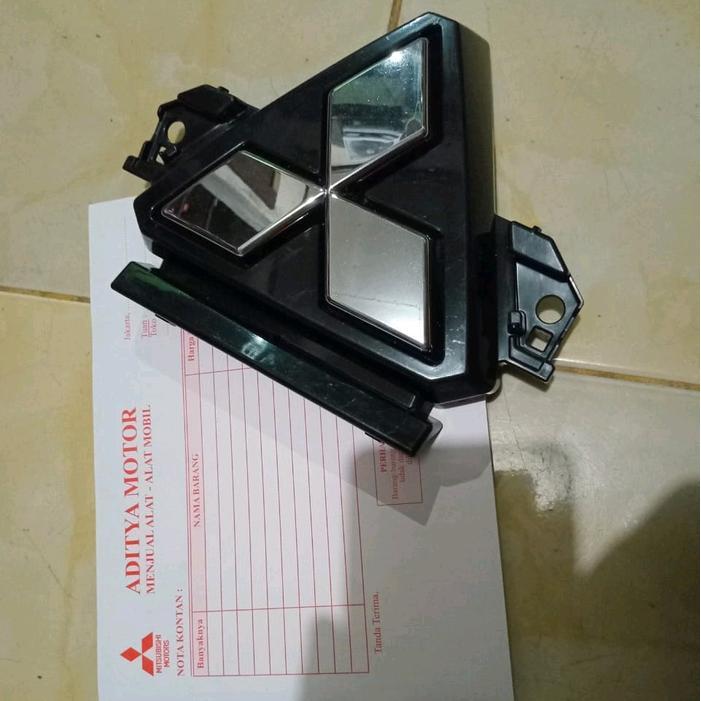 EMBLEM LOGO MERK TIGA BERLIAN GRILLE DEPAN NEW XPANDER CROSS 2021-2024 ASLI