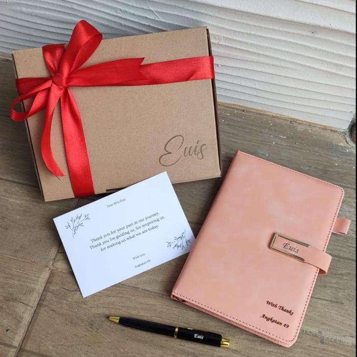 Hampers Set Pocket Notebook Custom Ukuran A5 & Pulpen Custom/ Set Hampers Gift Buku Pulpen Custom