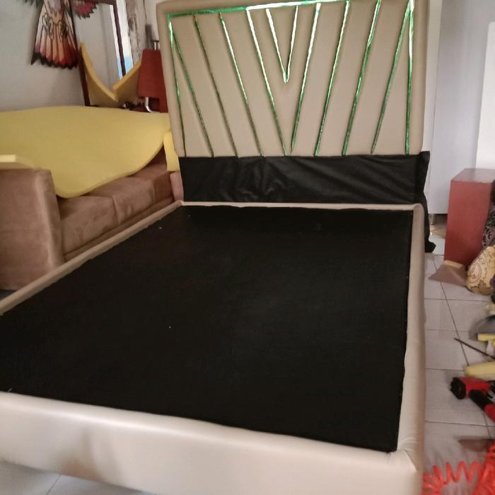 divan, lemari kaca, lemari serbaguna, meja rias dari manza furniture