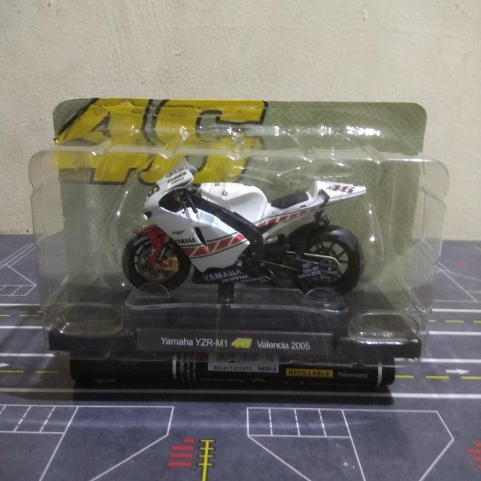 DIECAST MOTOGP YAMAHA YZR-M1 V. ROSSI VALENCIA 2005 1/18 BY LEO MODELS