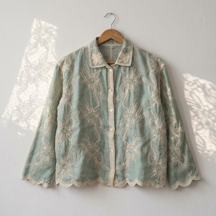 Blus Lace Vintage Motif Floral Elegan Atasan Wanita Cantik Jeans Bahan Ringan Nyaman Detail Renda