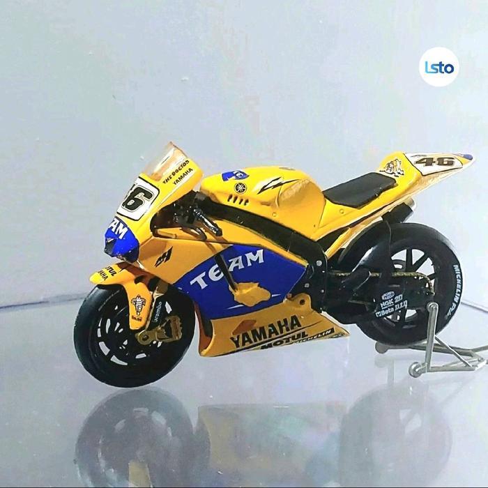 Yamaha Miniatur Motor YZR M1 Moto GP 2006 V Rossi #46 Skala 1:18 Dengan Pilihan Produk Guiloy atau
