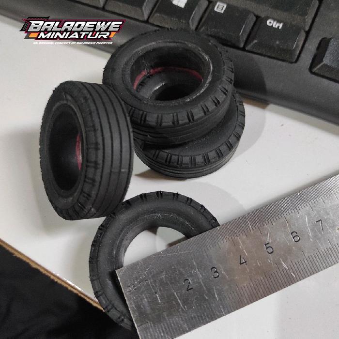 Skala Truk Plastik Ban Miniatur Berkualitas Bahan Spon Karet