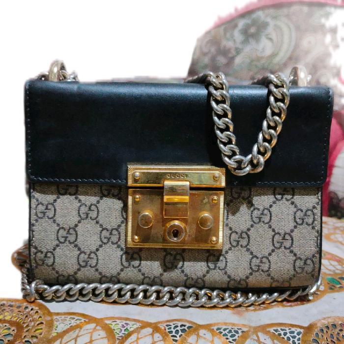 Gucci Tas Sling Padlock GG Supreme Chain Crossbody Bag dengan Desain Elegan dan Kualitas Terbaik