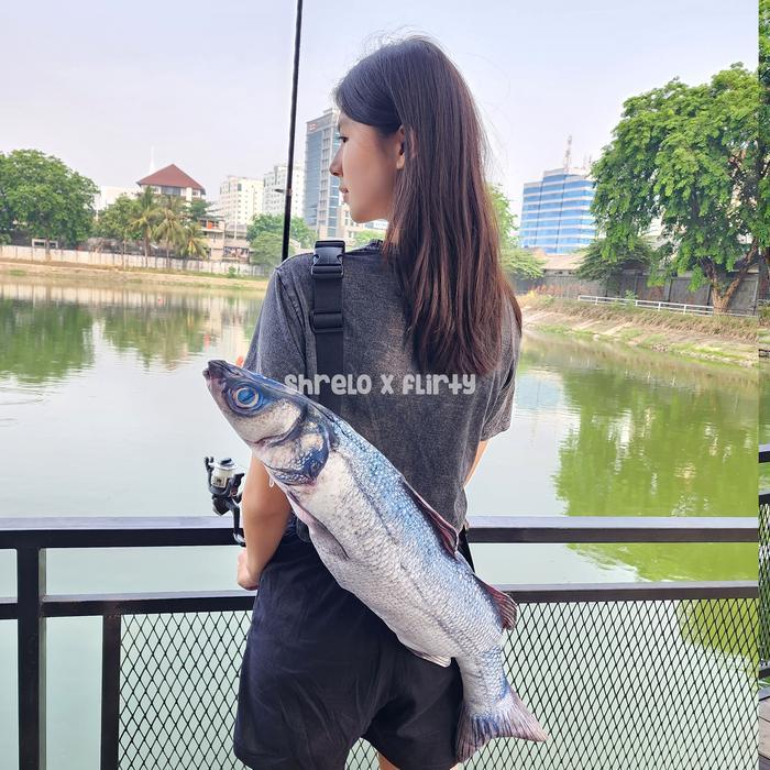 Tas Kanvas Besar Shrelo Bentuk Ikan Kakap Putih Segar Barramundi Fish Kado Unik Hobby Mancing