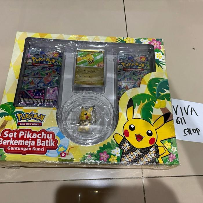 Pokemon Indonesia Set Pikachu Berkemeja Batik Holo Gantungan Kunci Keychain SV7S Sealed