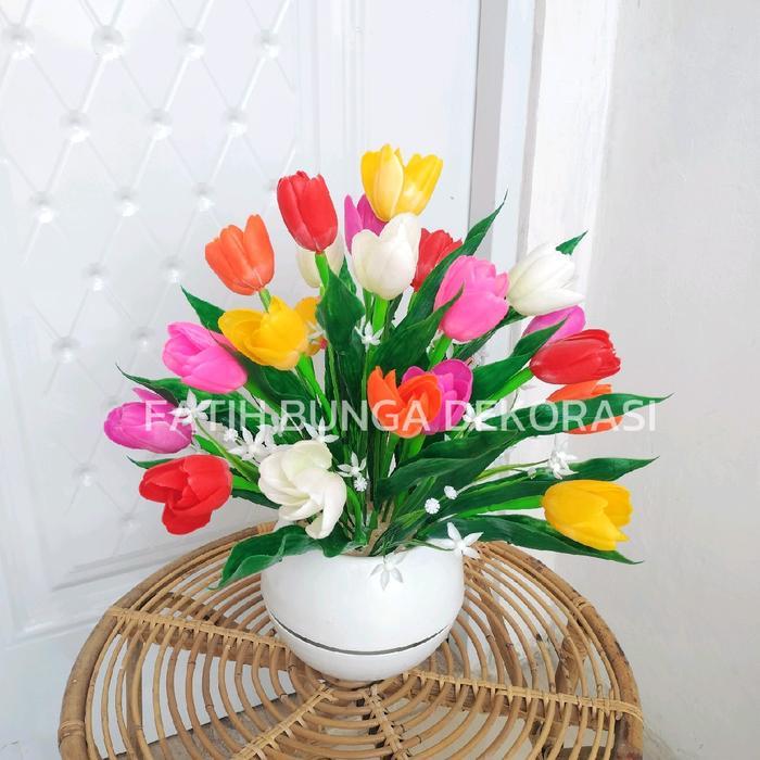 Dekorasi Meja Hias Putih: Isi 24 Kuntum Bunga Tulip Pot Bulat dengan Tambahan Rumput