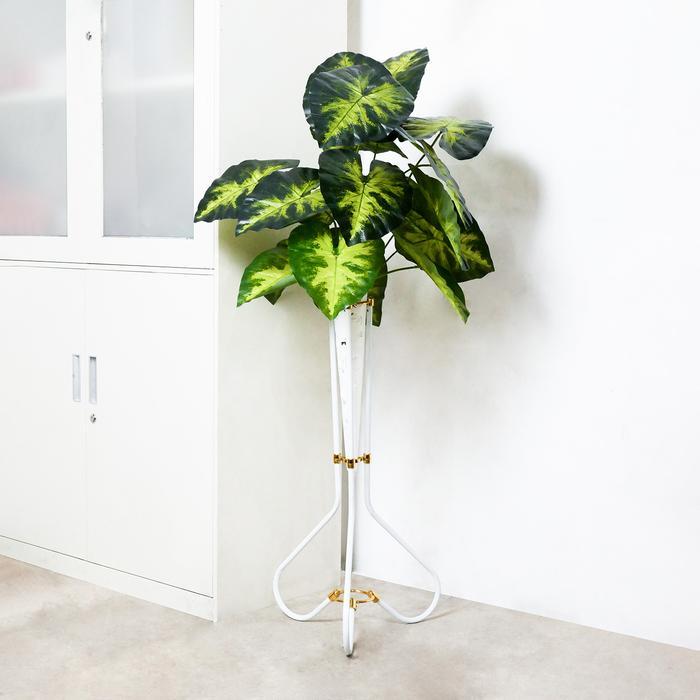 Vas Bunga Segitiga Standing Corong Pot Kerucut Kaki 3 Standing Pot Besi Minimalis Rak Bunga Sudut