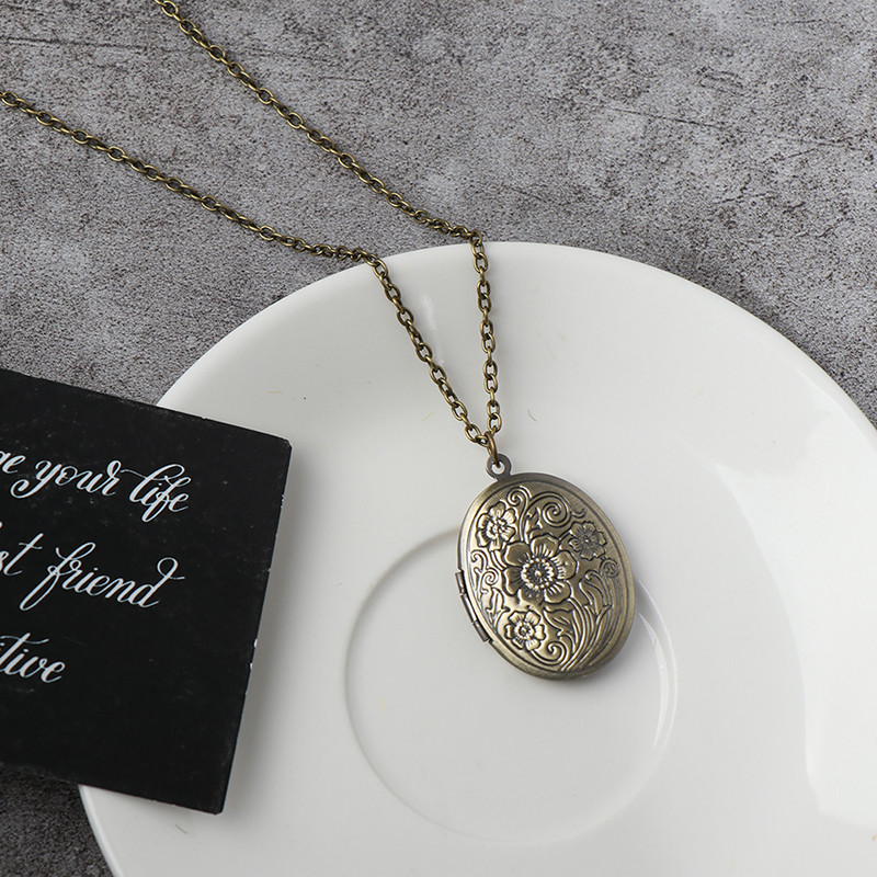 [E] Carved Flower Stripe Locket Pendant Necklace Vintage Brass Opening Photo Box