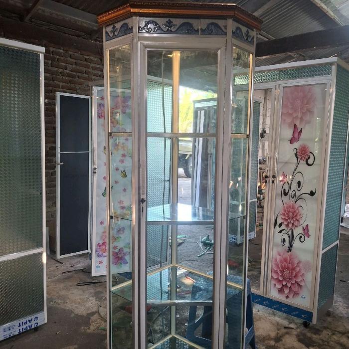 lemari hias pojok kaca bening aluminium