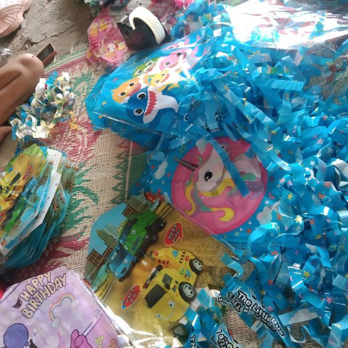 Layangan karakter plastik