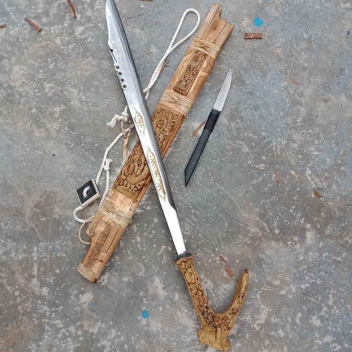 mandau motif sarung ukir timbul balut kulit asli