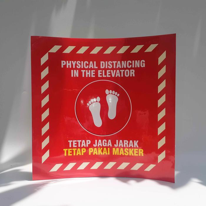 Stiker Physical Distancing di Eskalator