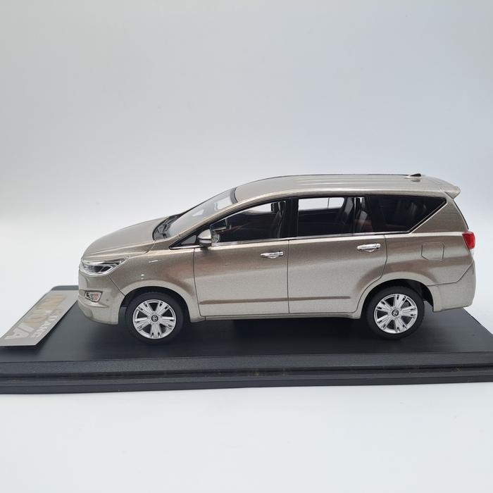 diecast toyota INNOVA Reborn 2016 scala 1:32