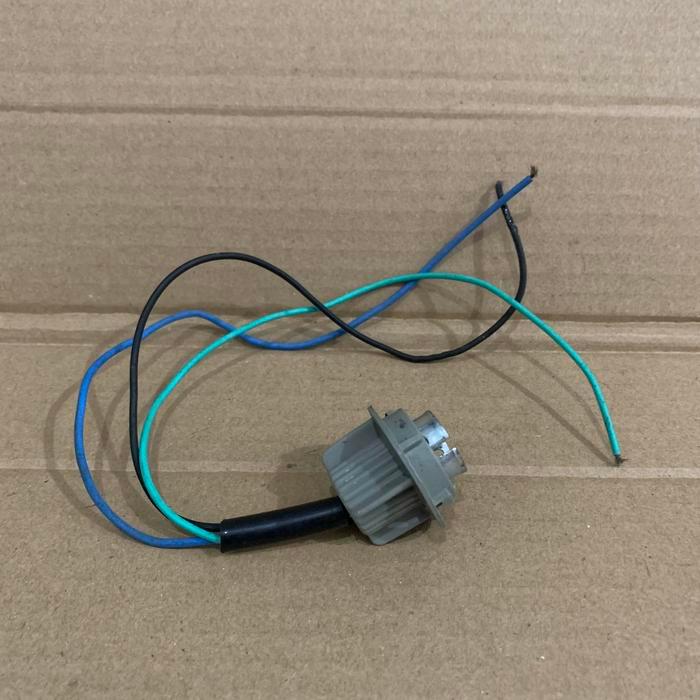 Soket  Fiting Double Kabel Tiga Lampu Mobil