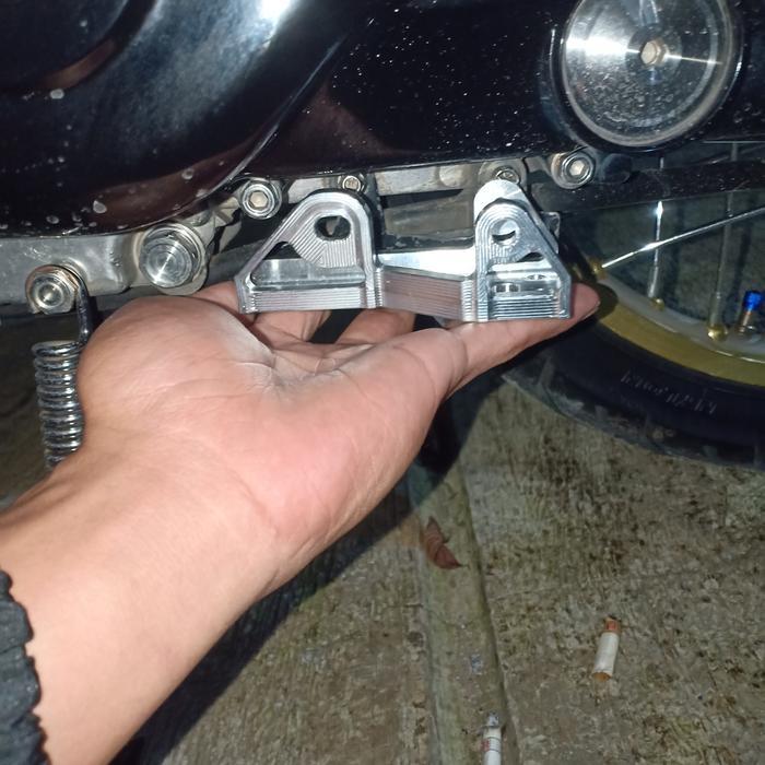 breket pegangan selang rem belakang cnc mio