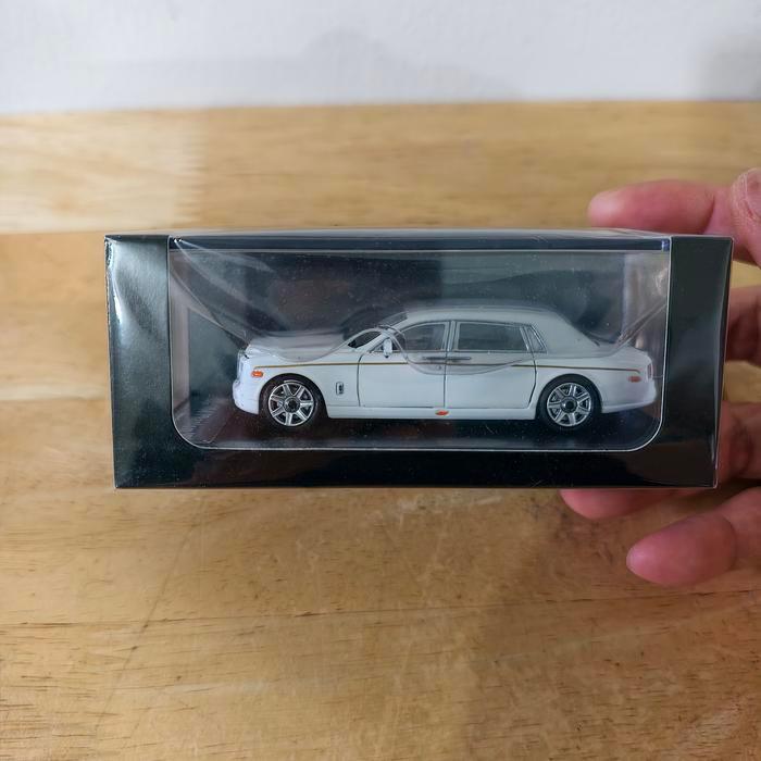 DCM Rolls Royce Phantom VII White Diecast Koleksi Mobil Mainan Mini Scale 1/64 Dengan Kotak Akrilik