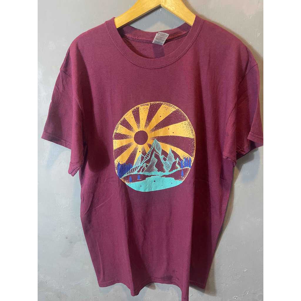 KAOS GILDAN MAROON SECOND