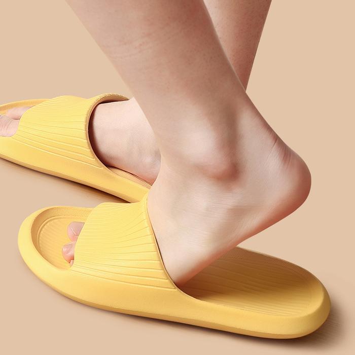 Miniso Sandal Rumah Berkualitas Sandal Kamar Mandi Empuk Sandal Karet Anti Slip Sandal Couple