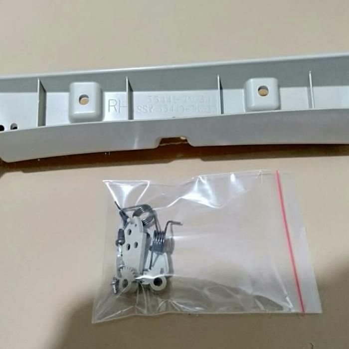 breket tutup laci innova 2004/2005