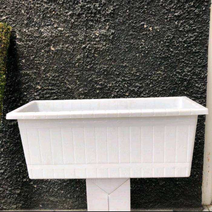 Chantelna_ Pot Bunga Putih Dan Hitam Panjang 60 Cm Model Gentong Kayu Plastik Tanaman