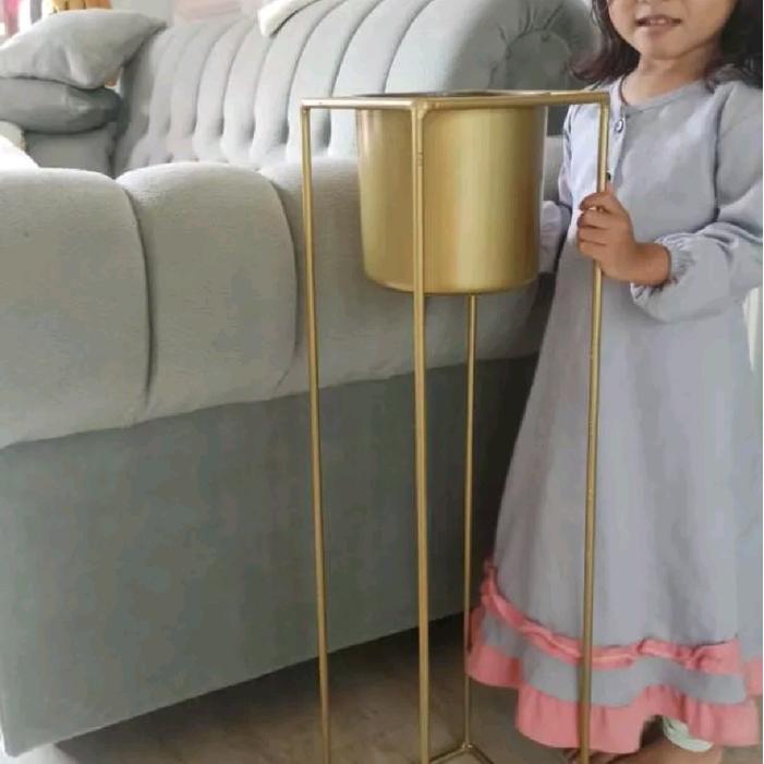Gardening Mikha Standing Pot Bunga & Pot Gold Sultan. Besi
