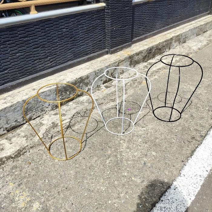 Mrono_Mrene Standing Pot Bungga Besi - Rak Taman Untuk Pot Bunga Dengan Desain Minimalis Dan Tiga