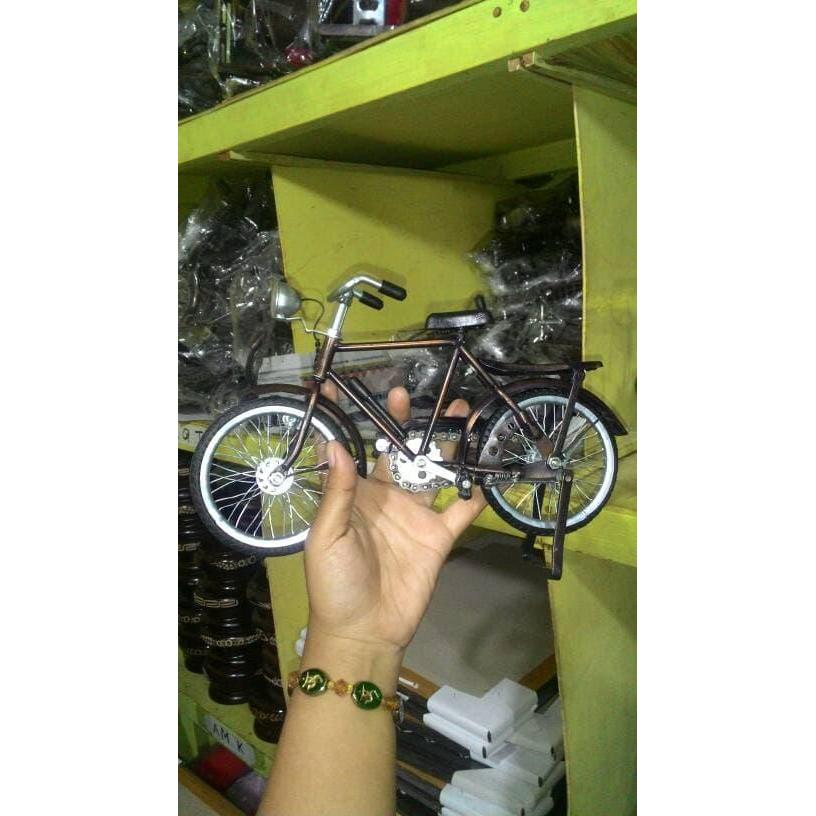 FREE ONGKIR MINIATUR BESI SEPEDA ONTEL LAKI LAKI-PAJANGAN-SOUVENIR JOGJA. KODE 1399