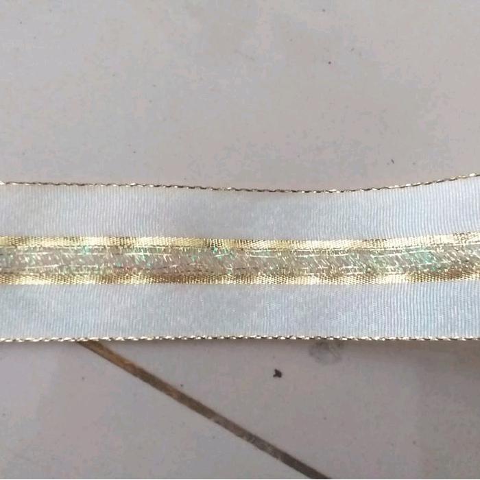 Hiasan Dekorasi Natal Ornamen Pita Kain Warna Putih Motif Renda Gold Emas
