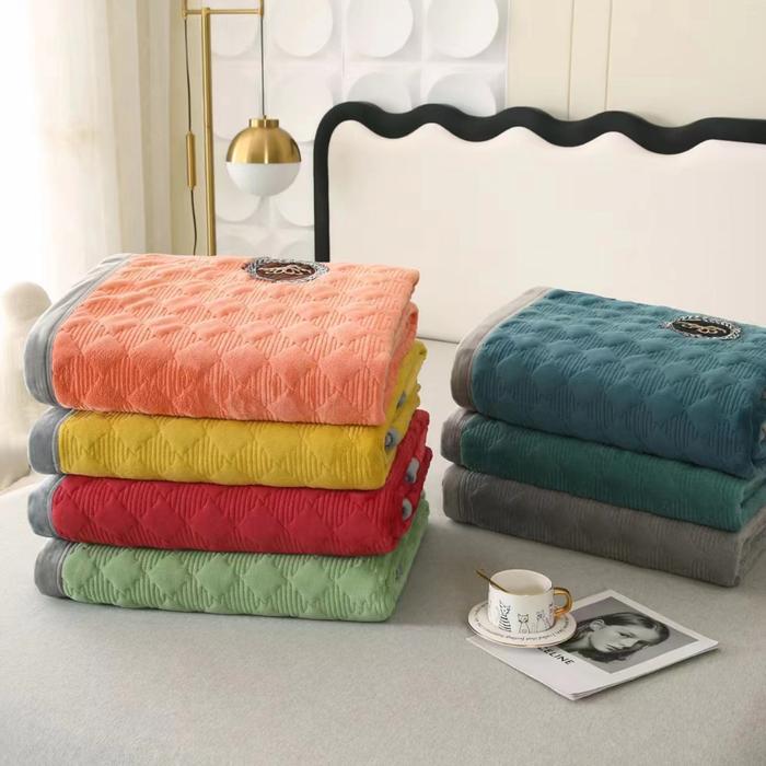 Selimut Polos Embos Bahan Polyester Tebal Dan Berkualitas Ukuran 150 Cm & 180 Cm