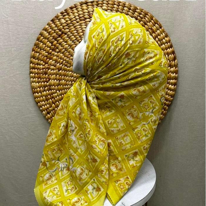 Hijab Segi Empat Voal Motif Kotak Hiruf Kuning