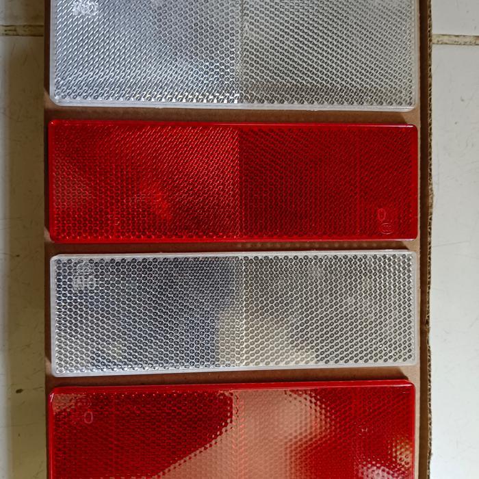 Mata Kucing Mobil Pemantul Cahaya Kotak Merah Putih Reflektor