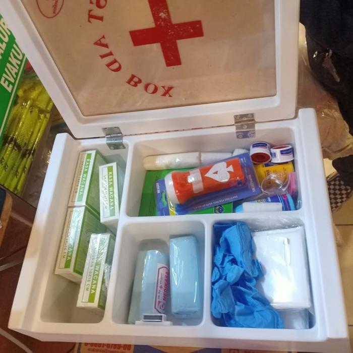 kotak p3k dinding lengkap dengan isi tipe A