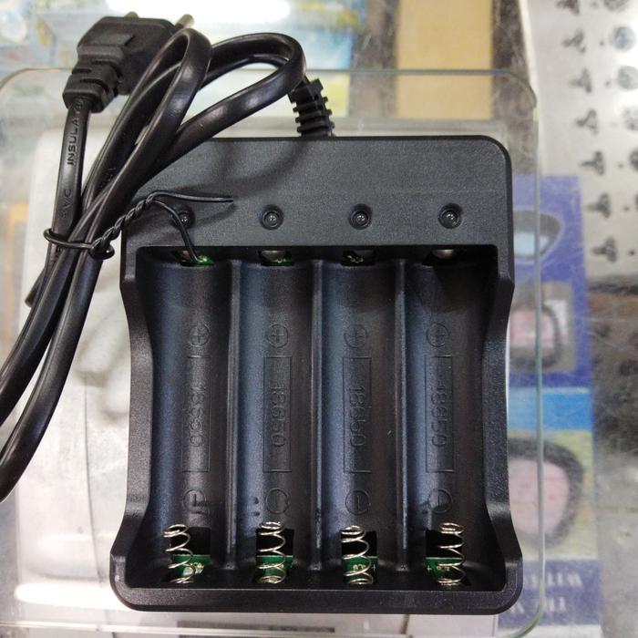 Charger 4 buah Baterai Lithium-ion Li-ion 18650 3.7V