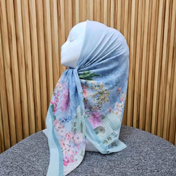 Hijab Segi Empat Voal Motif Bunga Masjid Biru Muda