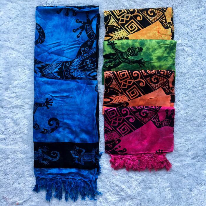 pakaian bawahan wanita sarung kamen kain pantai motif cicak besar oleh-oleh souvenir khas bali murah