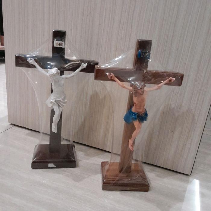 Salib Duduk kayu 30cm, Salib Katolik