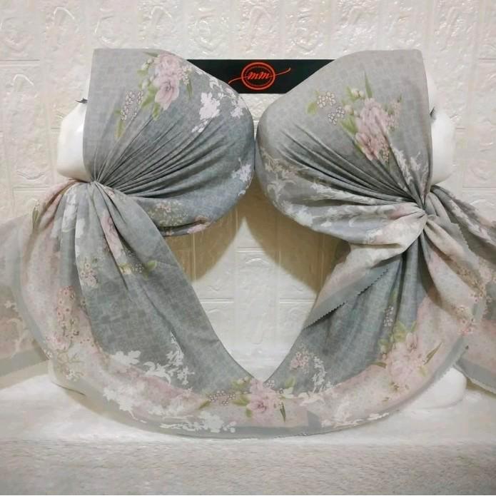 Hijab Segi Empat Voal Motif Bunga Hijau Pastel Pink